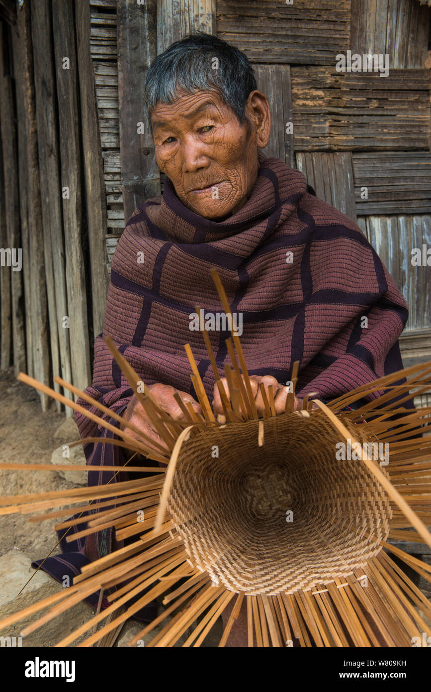 Chang Naga man making panier, Chang Naga, homme Tuensang district. Le Nagaland, dans le Nord Est de l'Inde, octobre 2014. Banque D'Images