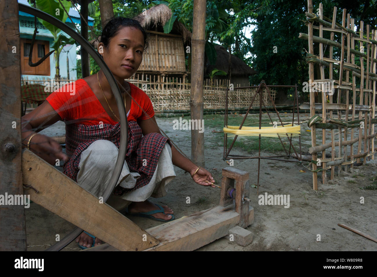 La tribu Mising woman spinning silk, l'île de Majuli, Brahmapoutre, l'Assam, au nord-est de l'Inde, octobre 2014. Banque D'Images