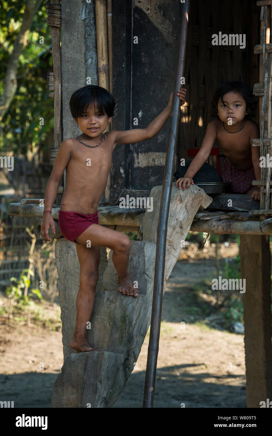 À la maison, enfant Mising Majuli Island, de l'Assam, au nord-est de l'Inde, octobre 2014. Banque D'Images