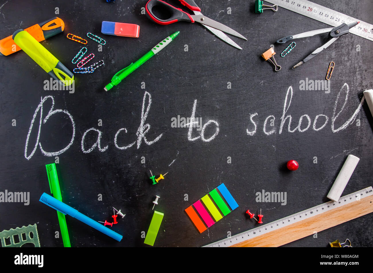 Retour à l'école écrit sur un tableau noir craie noire Banque D'Images