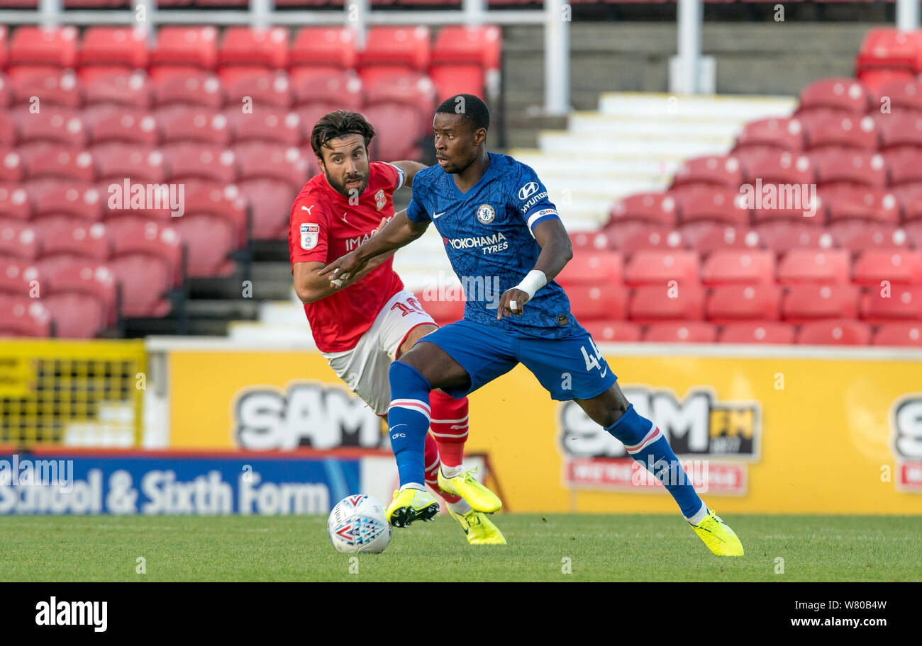 Marc Guehi de Chelsea U21 & Michael Doughty de Swindon Town au cours de la phase de groupes de l'Leasing.com Trophy match entre Swindon Town et Chelsea U21 a Banque D'Images