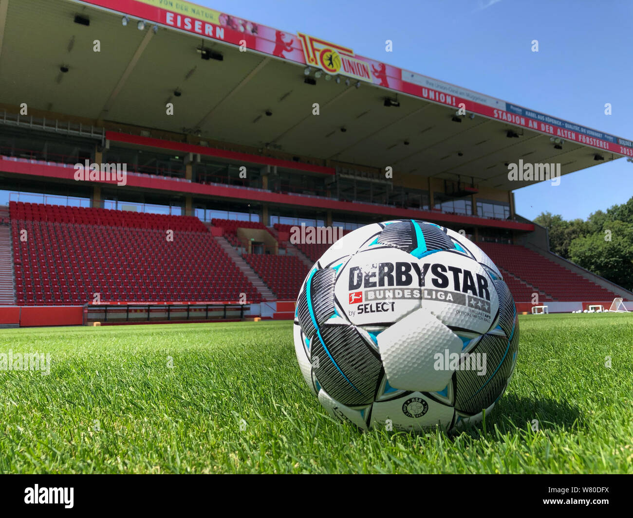 BERLIN, ALLEMAGNE - 07 août : vue générale avec la Bundesliga premier officiel matchball Derbystar 2019 07 août, 2019 à Berlin, Allemagne. Banque D'Images
