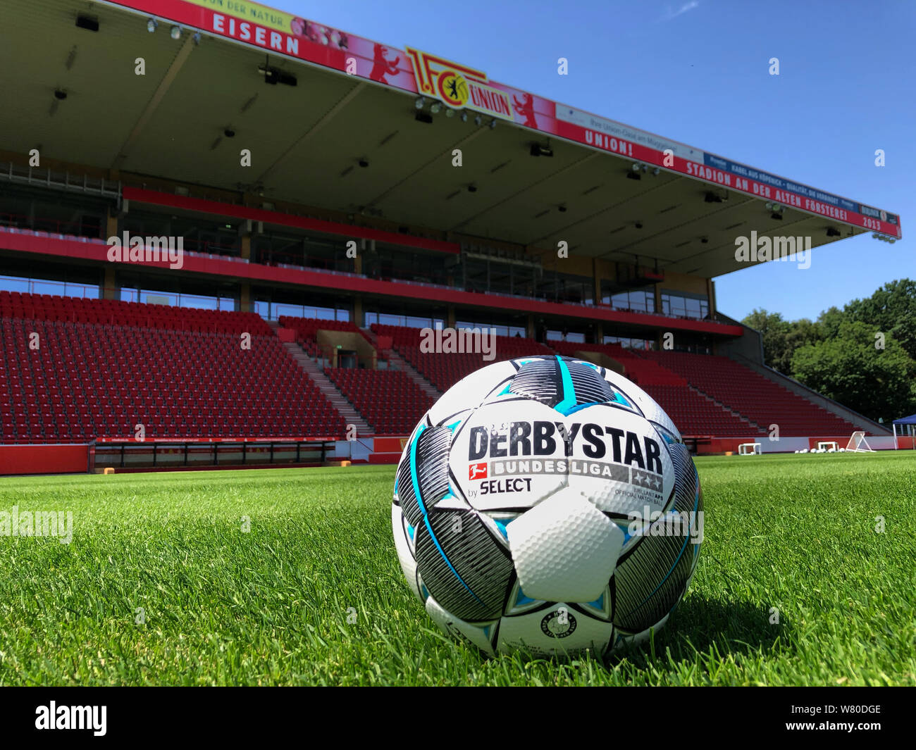 BERLIN, ALLEMAGNE - 07 août : vue générale avec la Bundesliga premier officiel matchball Derbystar 2019 07 août, 2019 à Berlin, Allemagne. Banque D'Images