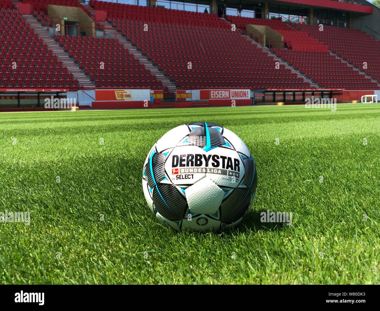 BERLIN, ALLEMAGNE - 07 août : vue générale avec la Bundesliga premier officiel matchball Derbystar 2019 07 août, 2019 à Berlin, Allemagne. Banque D'Images
