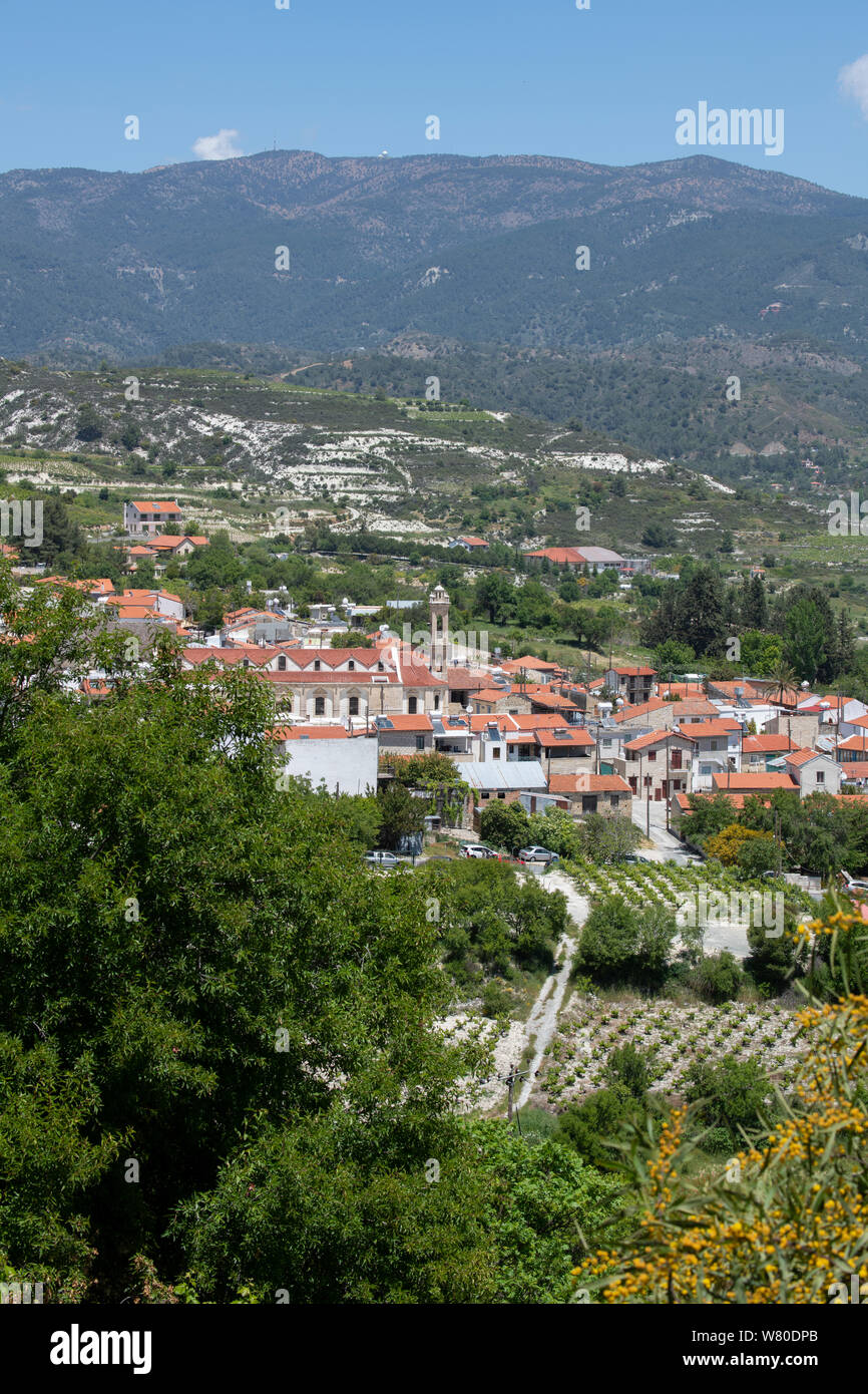 Chypre, le pittoresque village de montagne d'Omodos (aka Omodhos) situé dans la montagne Troödos. Vue panoramique sur la campagne d'Omodos. Banque D'Images