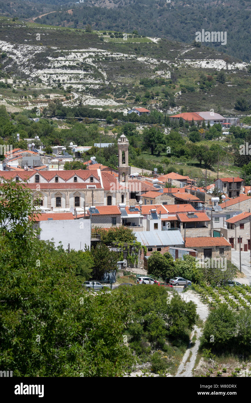 Chypre, le pittoresque village de montagne d'Omodos (aka Omodhos) situé dans la montagne Troödos. Vue panoramique sur la campagne d'Omodos. Banque D'Images