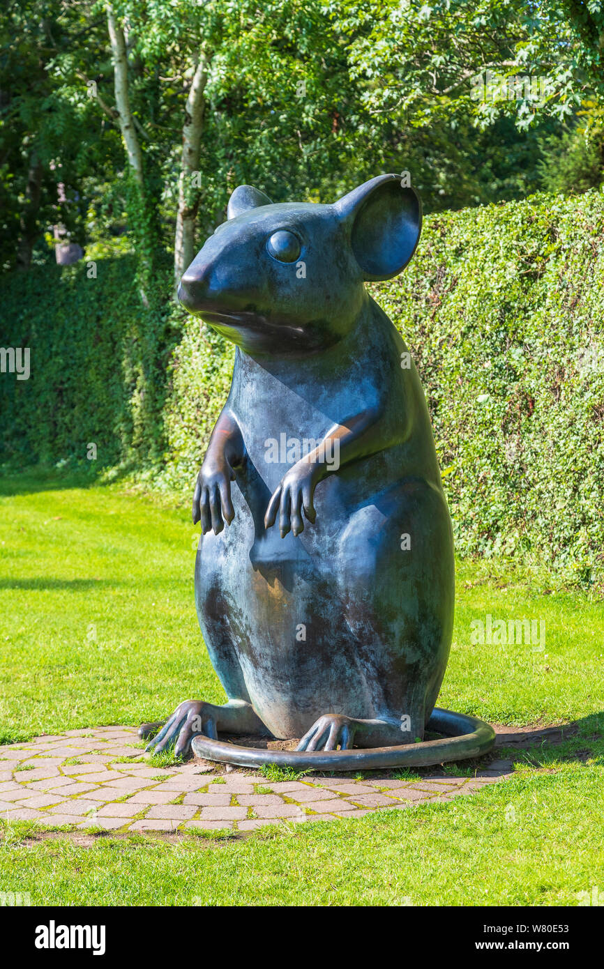 Grande statue métallique d'une souris en hommage au poème 'à la souris' par le poète écossais Robert Burns, Alloway, Ayr, Ayrshire, Scotland Banque D'Images