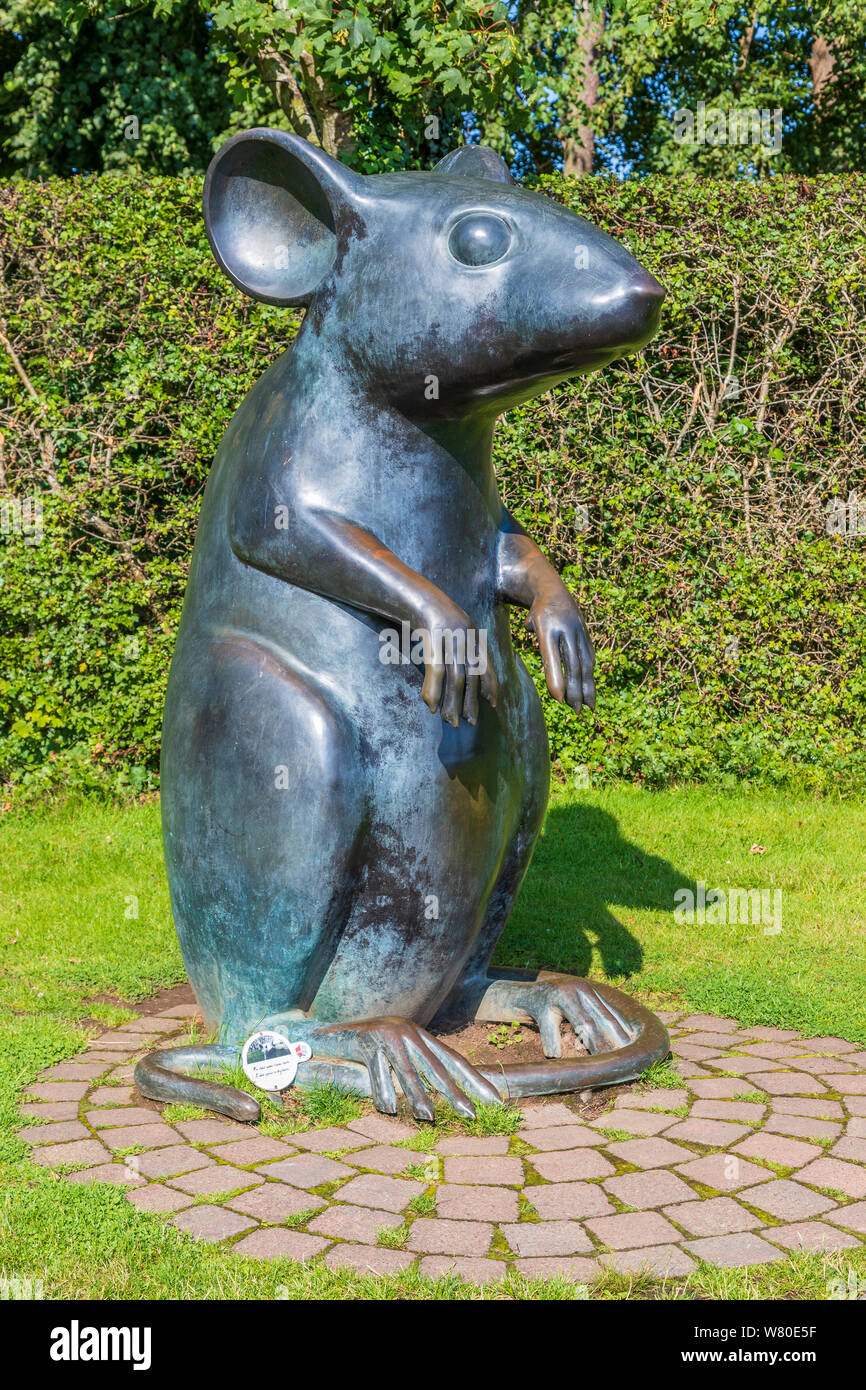 Grande statue métallique d'une souris en hommage au poème 'à la souris' par le poète écossais Robert Burns, Alloway, Ayr, Ayrshire, Scotland Banque D'Images