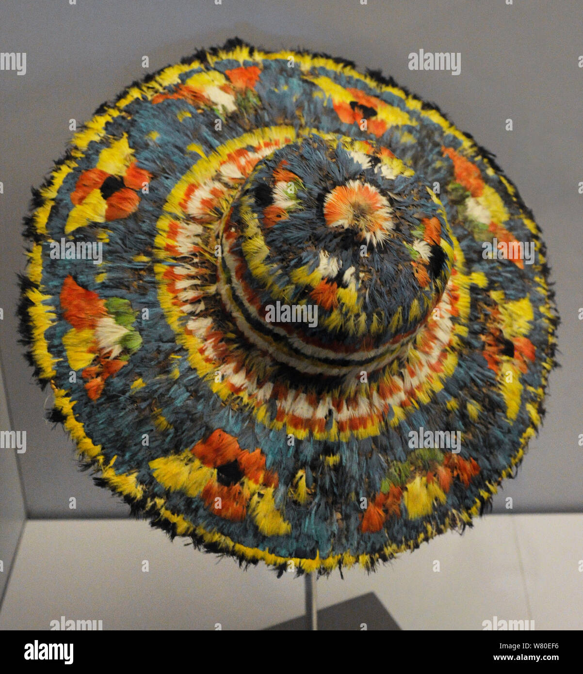 L'Amazonie. Hat. Il a été trouvé dans l'expédition botanique de la vice-royauté du Pérou (1777-1788), dirigé par Hipólito Ruiz, et composé par Jose Pavon et Joseph Dmby. Cholon, la culture. Amazon, la rivière Huallaga, le Pérou. Dernier tiers du 18e siècle. De plumes, de fibres végétales et de résine. Musée de l'Amérique. Madrid, Espagne. Banque D'Images