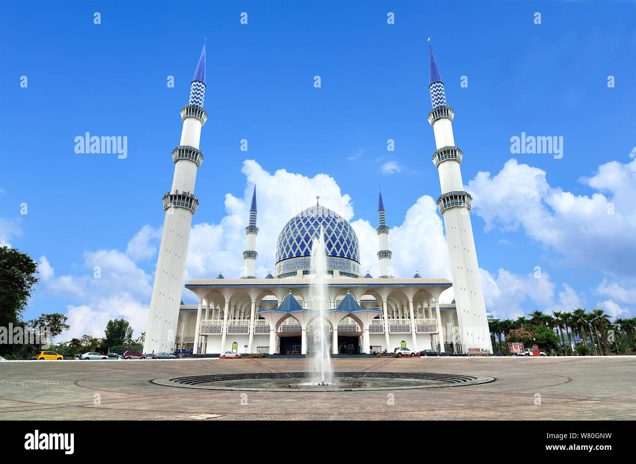 Le Sultan Salahuddin Abdul Aziz Shah mosquée, également connu sous le nom de mosquée bleue, est la Mosquée nationale de Selangor, Malaisie. Il est situé dans la région de Shah Alam et est Banque D'Images