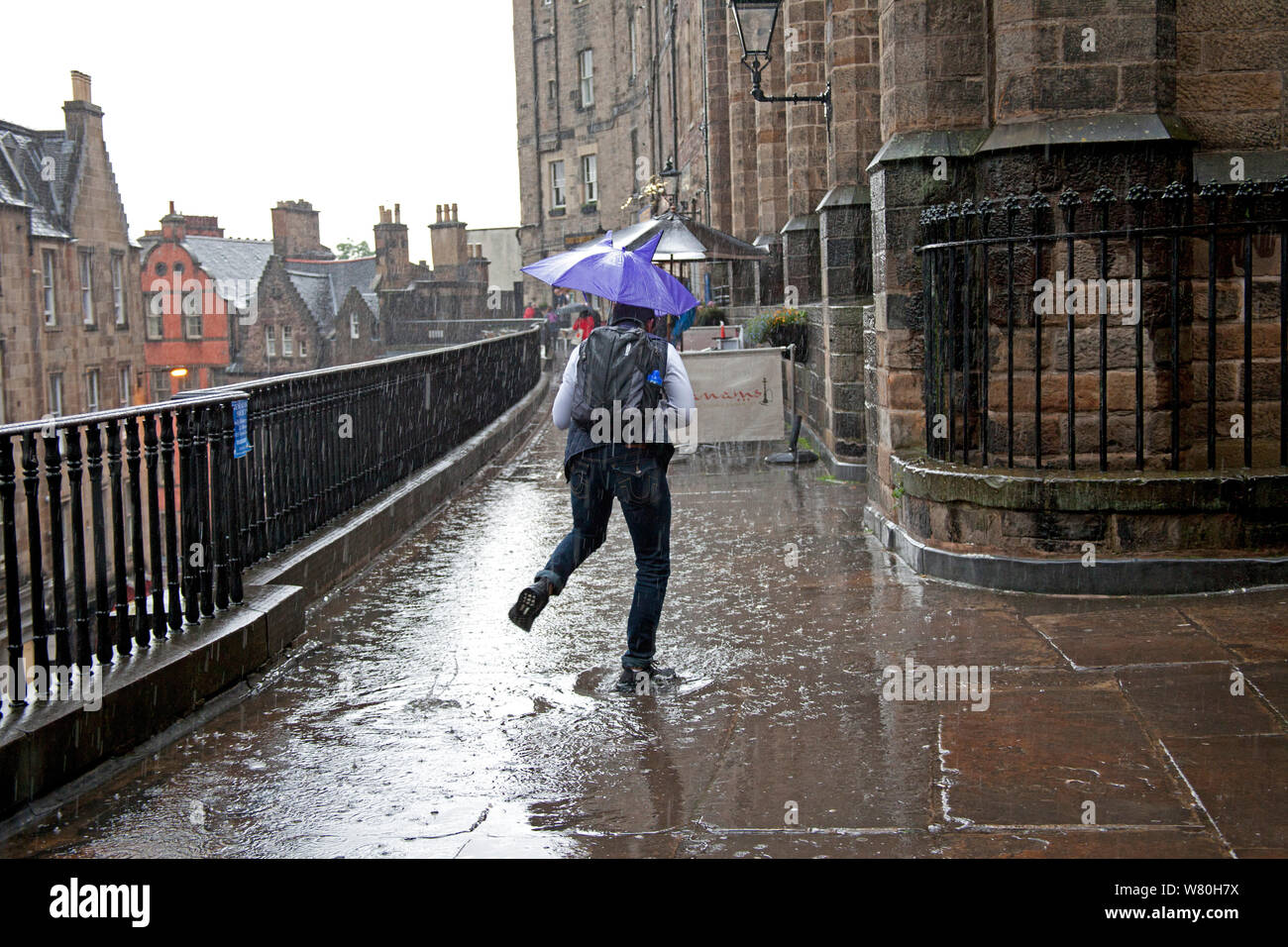 Edinburgh, Ecosse, Royaume-Uni. 7 août 2019.Des pluies torrentielles a frappé la ville avec le tonnerre et la foudre en fin d'après-midi, causant plus de fonctionner pour couvrir sous leurs parapluies, légère inondation s'est produite dans le centre-ville, au-dessus de la rue Victoria. Banque D'Images