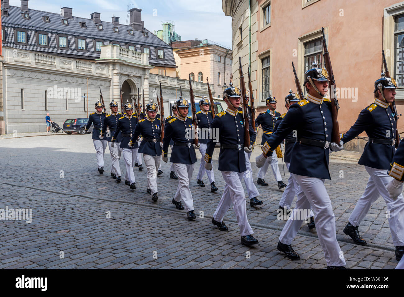 Stockholm, Suède -- 18 juillet 2019. Soldats suédois mars à Stockholm pour le Palais Royal pour la relève de la garde. Banque D'Images