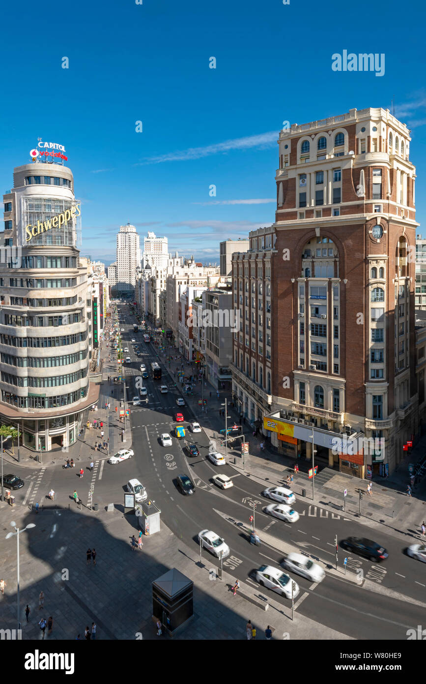 Vue aérienne verticale le long de la Gran Via à Madrid. Banque D'Images