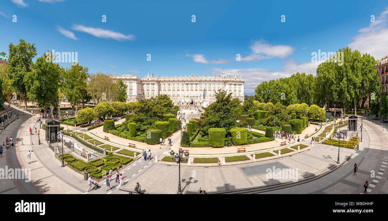 L'horizontale vue aérienne de la Palais Royal et la Plaza de Oriente à Madrid. Banque D'Images