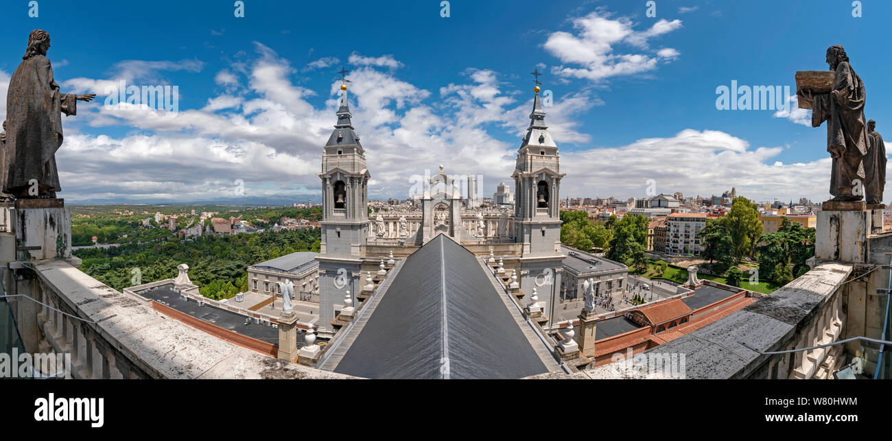 L'antenne horizontale à travers la ville de Madrid. Banque D'Images