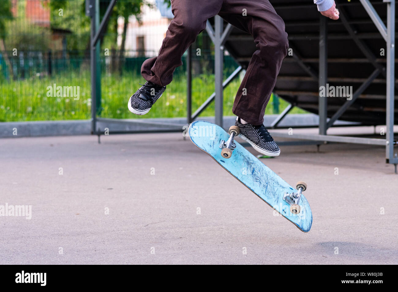 Skater boy effectue un tour. Scruffy et battues de la planche à roulettes. Banque D'Images