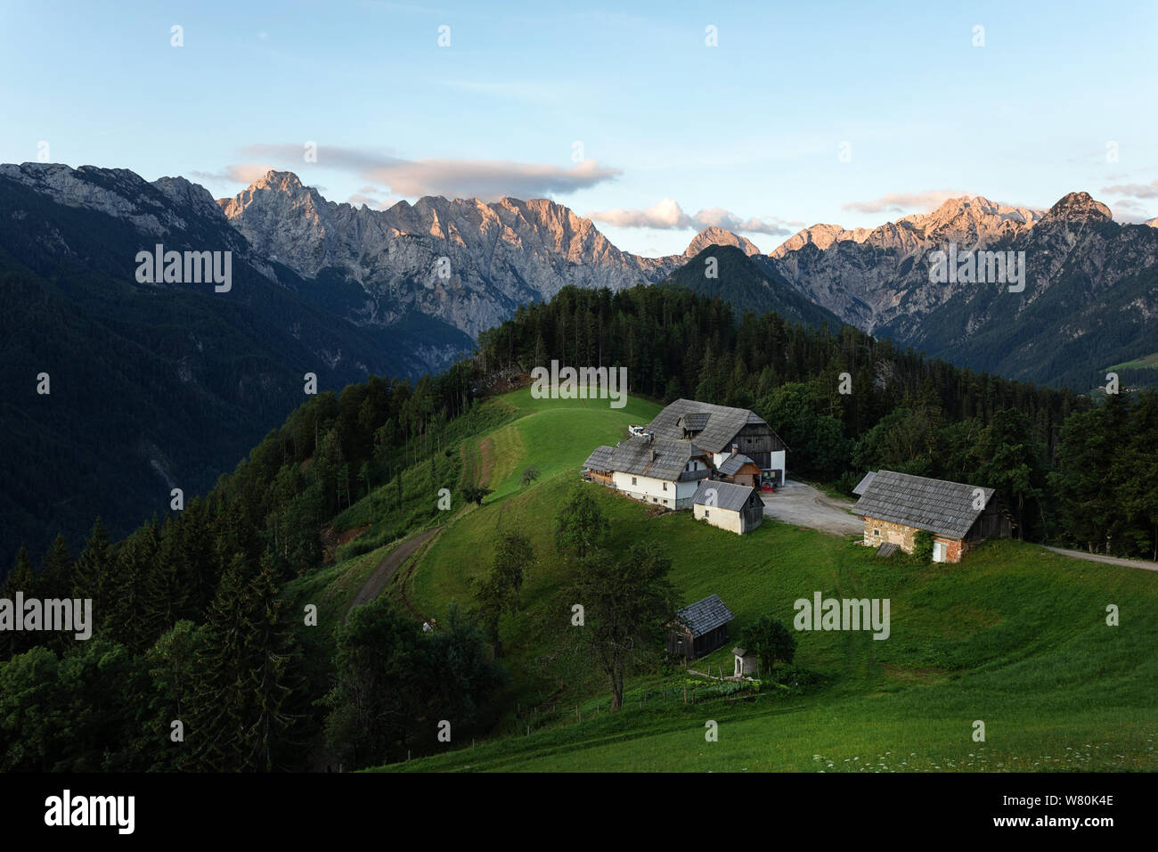 Matin vue sur une ferme de montagne à partir de la route panoramique de panne, la Slovénie, l'Europe au lever du soleil. Banque D'Images