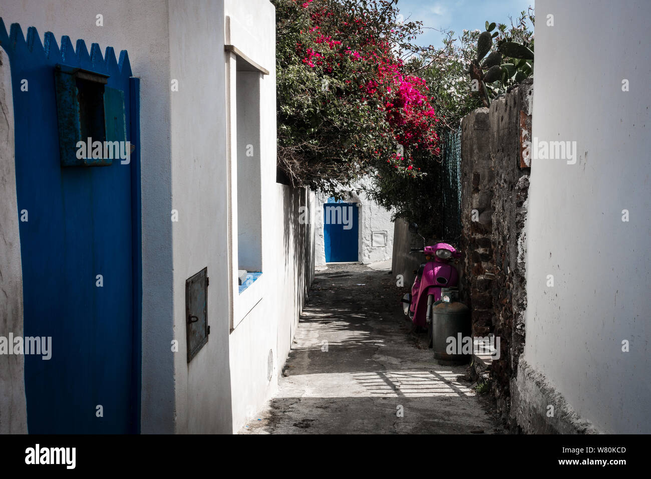 Une belle rue de Sicile, Italie avec un scooter rose. Banque D'Images