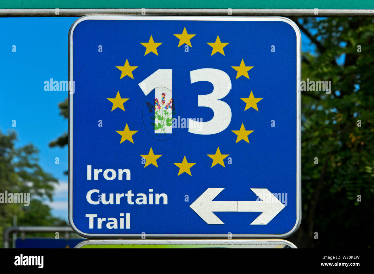 Signe directionnel sur le tour à vélo piste du Rideau de fer le long de la frontière entre la Hongrie et l'Autriche près de Fertörakos, Hongrie Banque D'Images