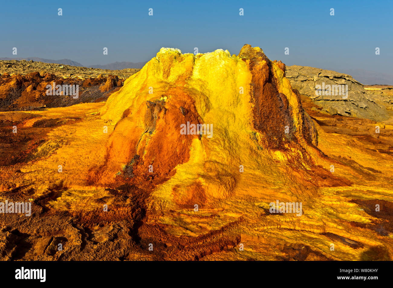 Circulaire à subcircular avec monticule halite couleur rouge et brun de l'oxydation du fer, l'énergie géothermique domaine de la dépression Danakil, Dallol, Triangle Afar, et Banque D'Images