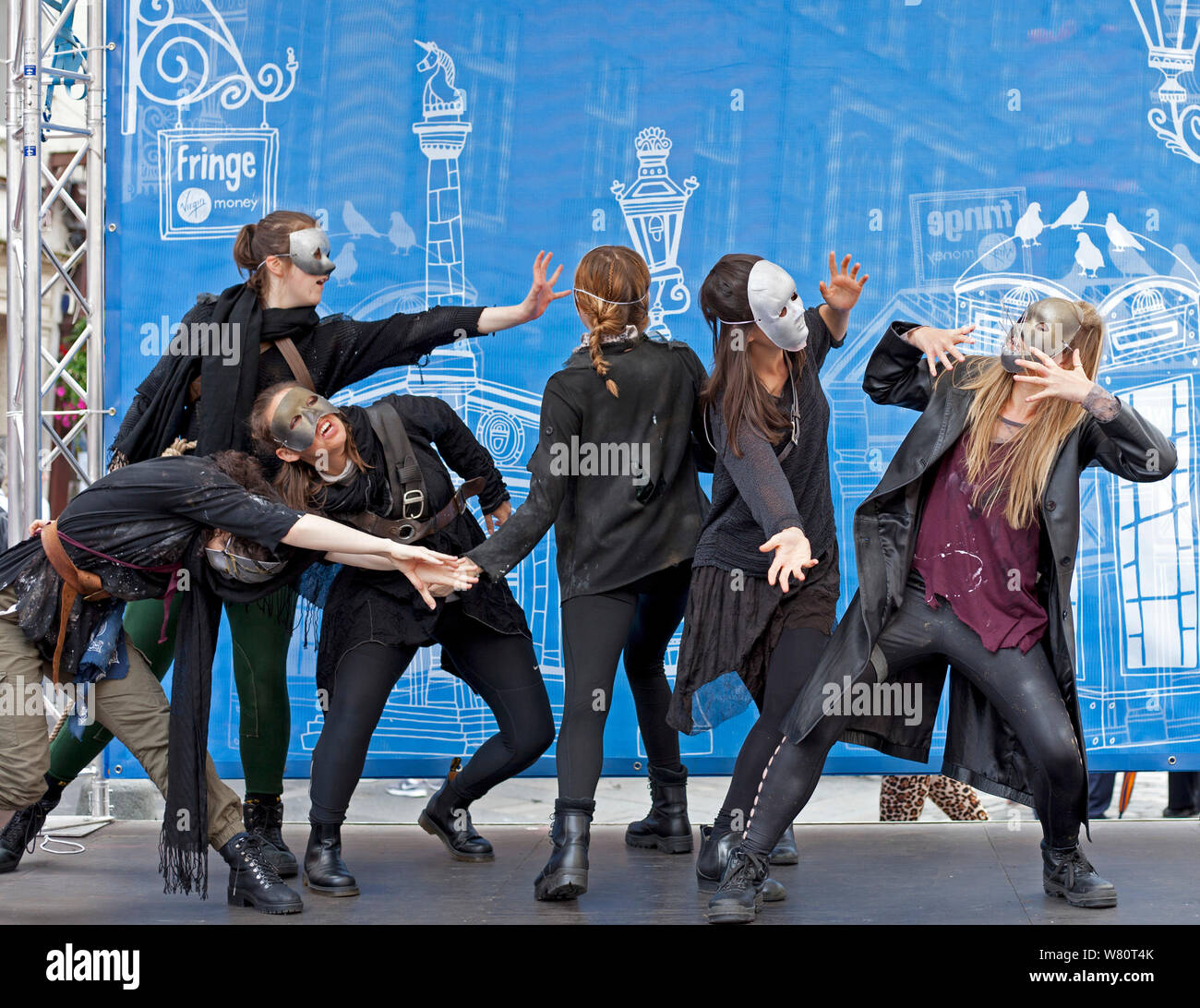 Edinburgh, Royal Mile, Écosse, Royaume-Uni. 7 août 2019. Sixième jour des frolics sur la rue High, sur scène des acteurs de Macbeth-quelque chose de Wicked de cette façon vient. Banque D'Images