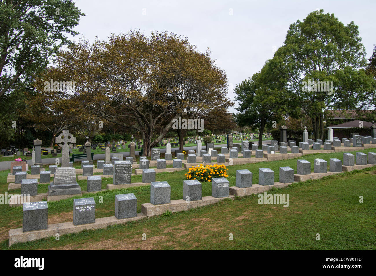 Cimetière de Halifax pour les victimes de tombes et de fleurs Titanic Cimetière Fairview Lawn Canada les victimes sont mortes de tombes en forme de bateau Banque D'Images