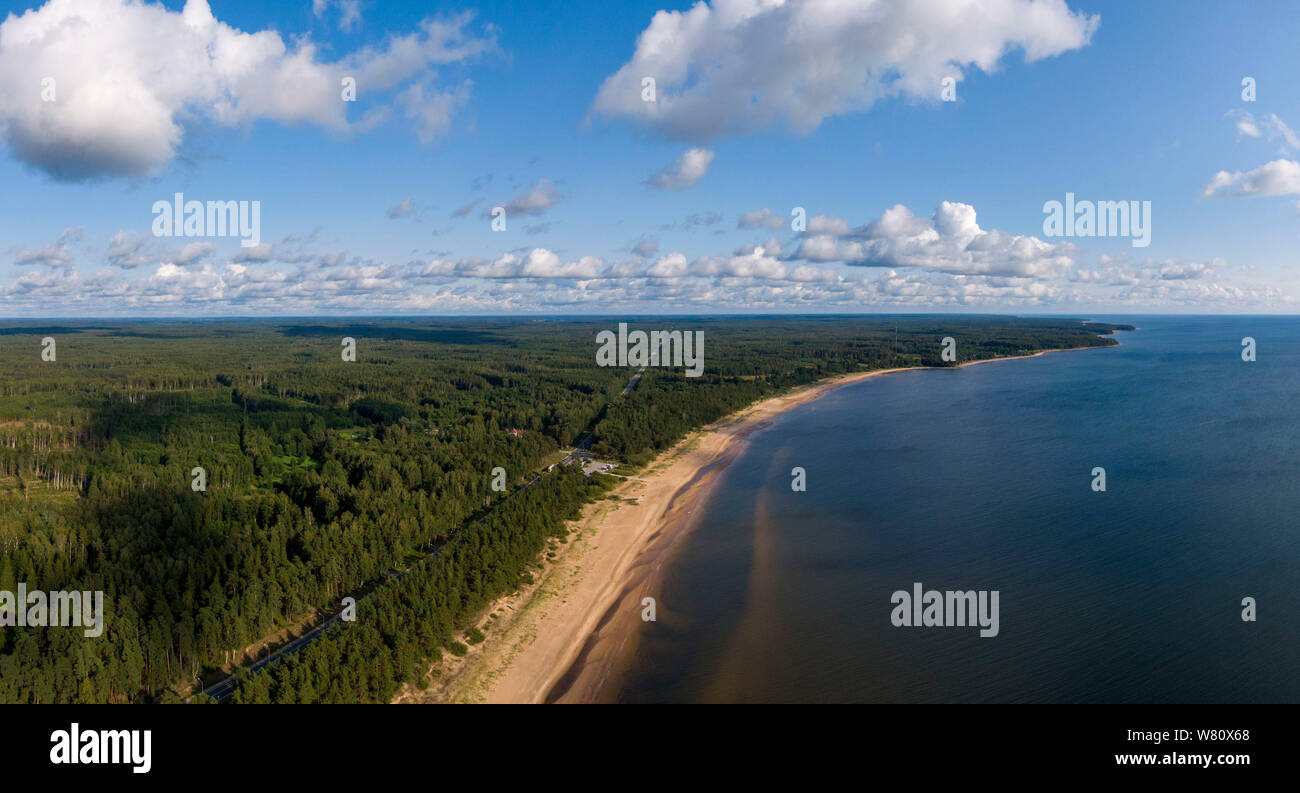 Vue aérienne sur le rivage de Vidzeme et la plage de Vitrupe en Lettonie Banque D'Images