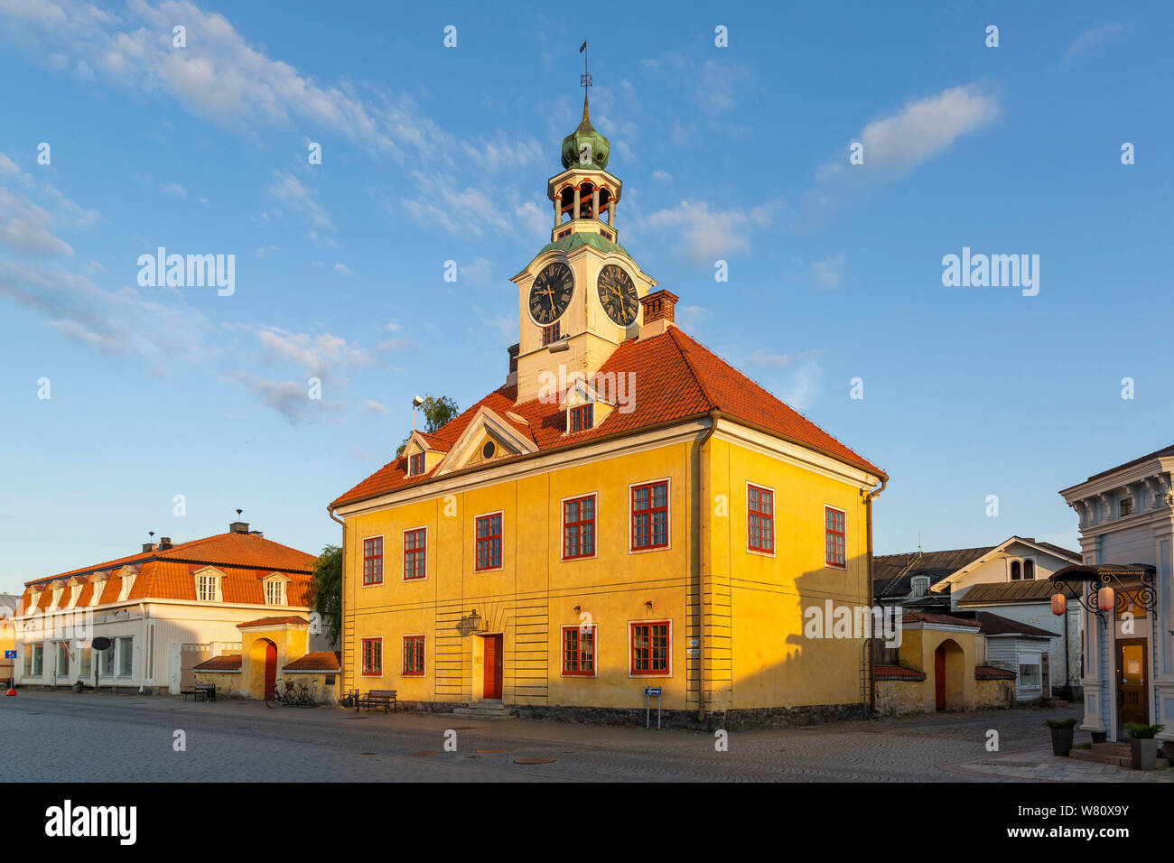 Hôtel de ville et maisons bien conservées dans le centre-ville en bois de la ville de Rauma, Finlande Banque D'Images