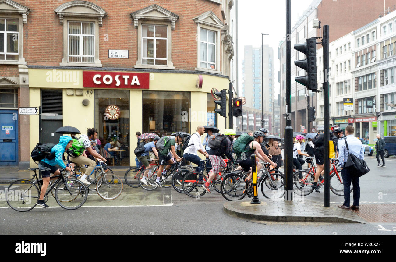 À vélo au travail, à Londres. Banque D'Images