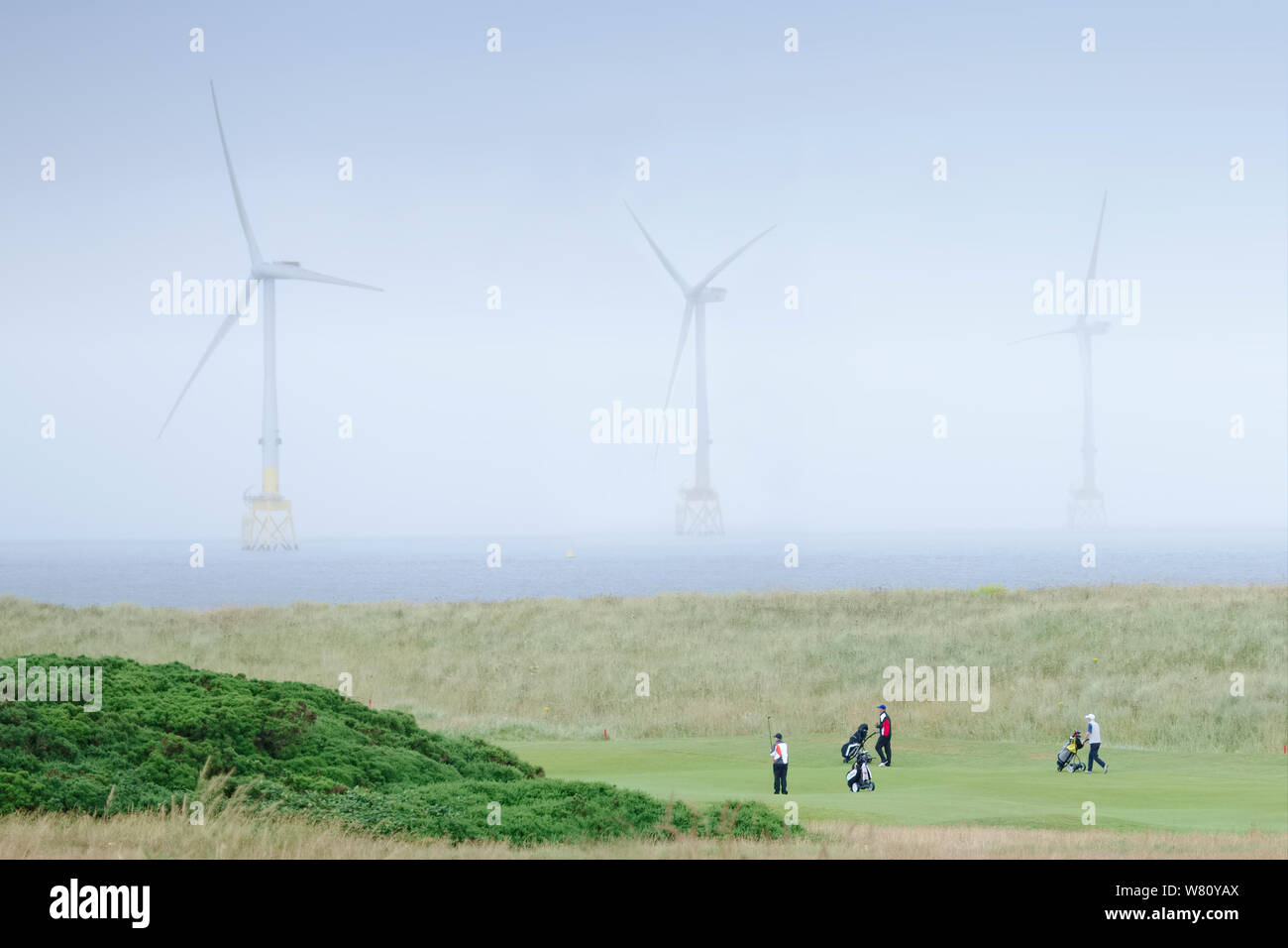 Donald Trump golf montrant des turbines de vent et les golfeurs en mer du Nord britannique Ecosse Aberdeen Balmedie Banque D'Images
