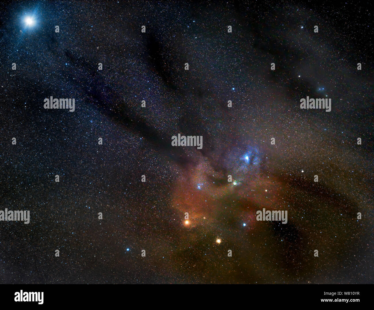 Rho Ophiuchi star cluster et nebula avec Jupiter dans le coin supérieur gauche Banque D'Images