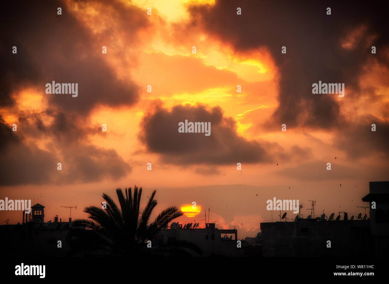 Beau ciel nuageux ciel multicolore et au coucher du soleil en ville. Banque D'Images