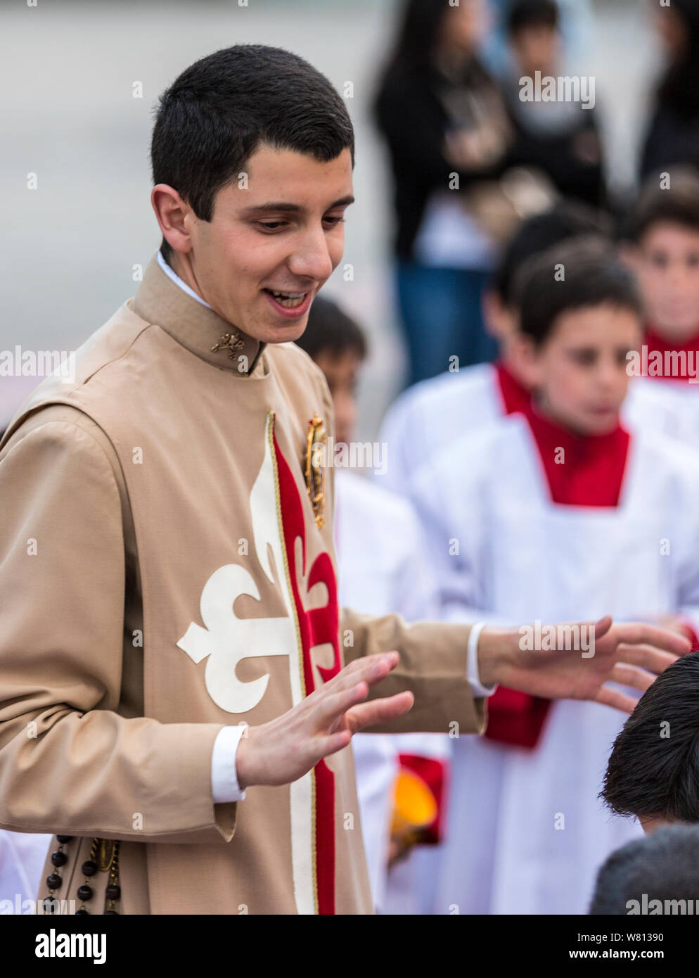 Cuenca, Équateur - 4 juin 2015 - prêtre curé catholique stagiaire parle aux jeunes garçons avant la procession Corpus Cristi Banque D'Images