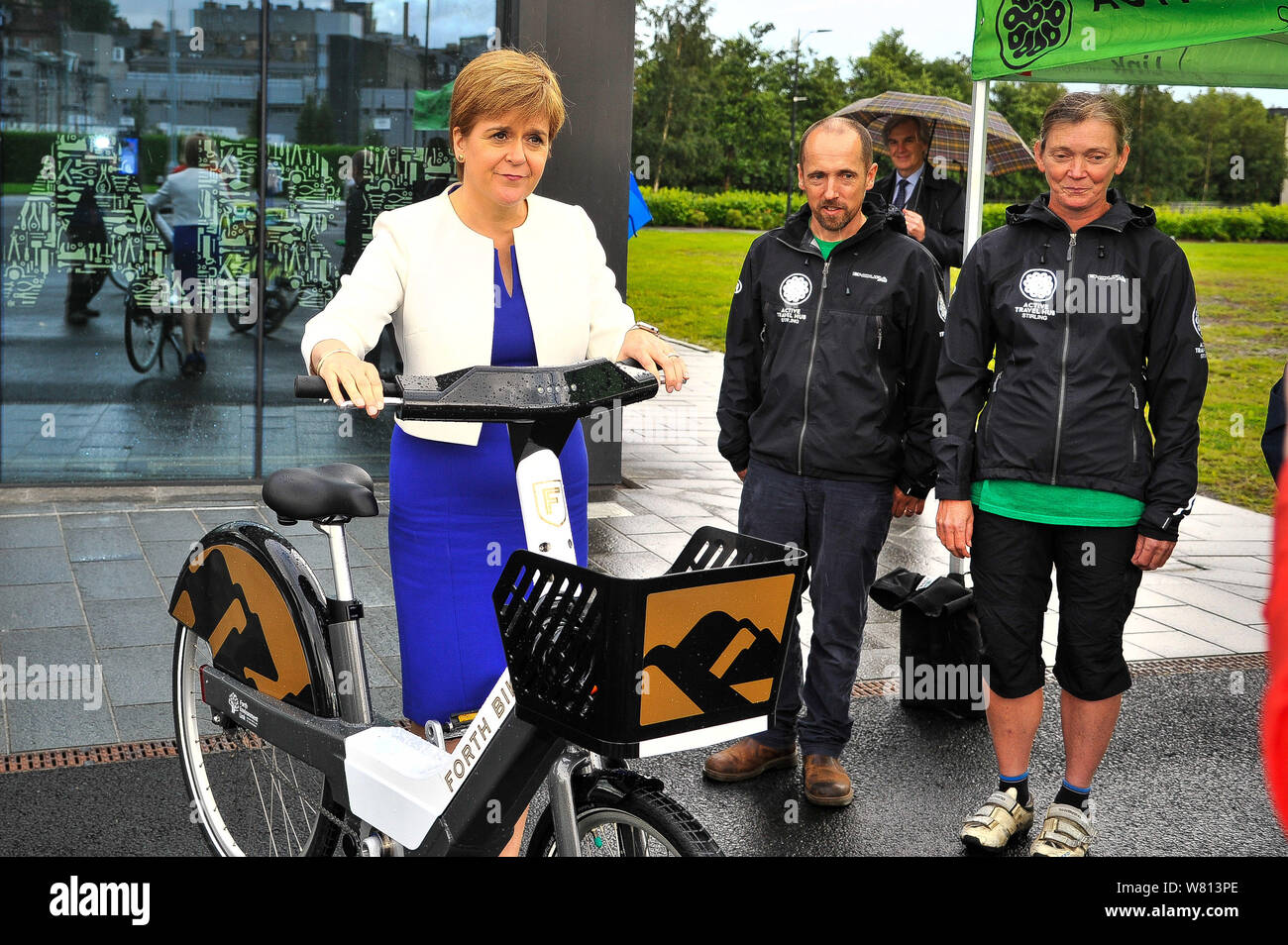 Premier Ministre de l'Écosse Nicola Sturgeon du SNP pose pour les médias à l'extérieur de la salle avec le vélo électrique.Le moteur Stirling dans Hangar pour le milieu de l'Ecosse et la Fife YSI a accueilli le Cabinet Questions et réponses. Banque D'Images