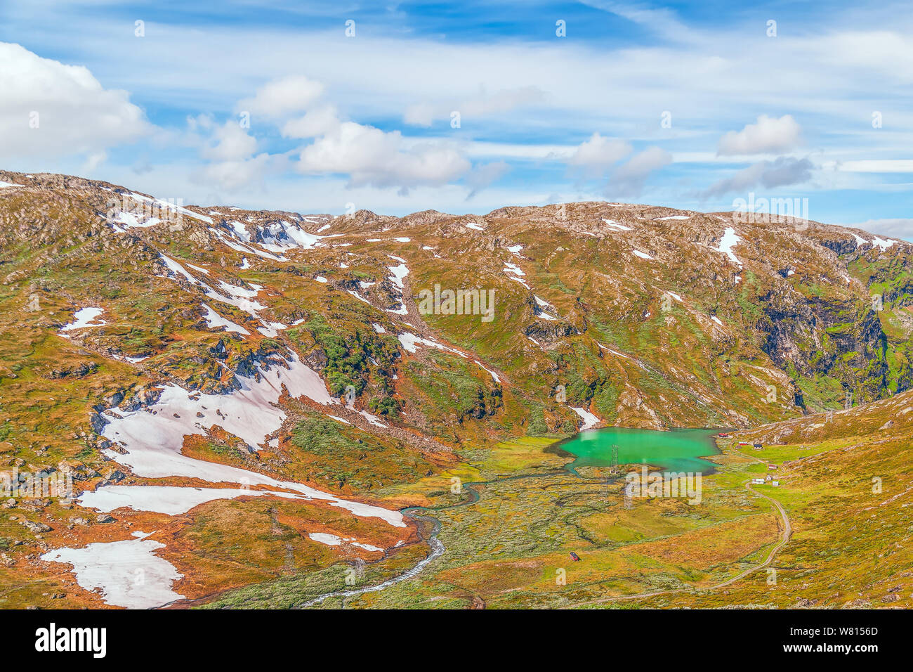 Vue sur un petit lac glaciaire près de la route de comté 53. Zone montagneuse de Jotunheimen. La Norvège Banque D'Images