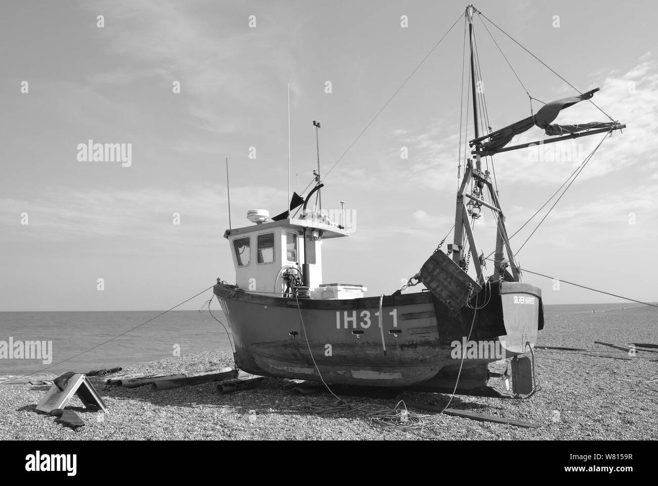 Photographie en noir et blanc d'un bateau de pêche sur la plage d'Aldeburgh, dans le Suffolk, Royaume-Uni Banque D'Images