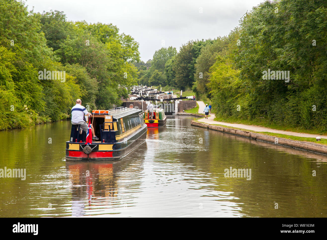 Des bateaux étroits du canal s'approchent en passant par les écluses de Hatton sur le canal de Grand Union à Hatton Warwickshire, en Angleterre. Un vol de 21 écluses Banque D'Images