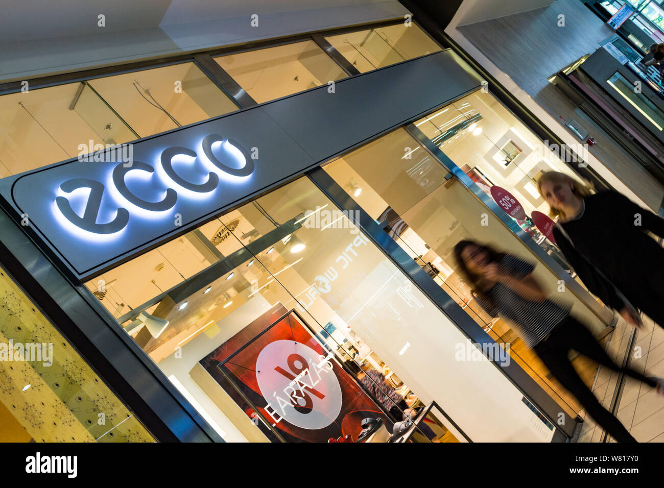 Boutique Ecco en avant du centre commercial Mammut, Budapest, Hongrie Banque D'Images