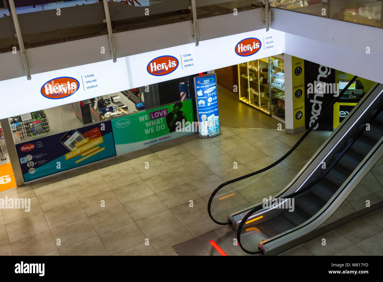 Hervis Shop front avec escalator vide dans le centre commercial Mammut, Budapest, Hongrie Banque D'Images