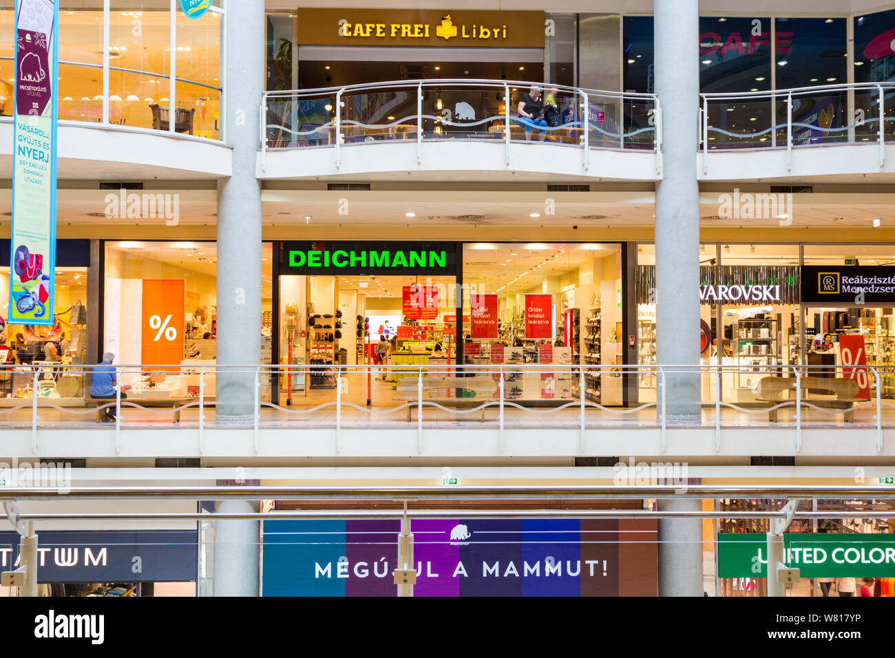 Shop fronts dans le centre commercial Mammut, Budapest, Hongrie Banque D'Images
