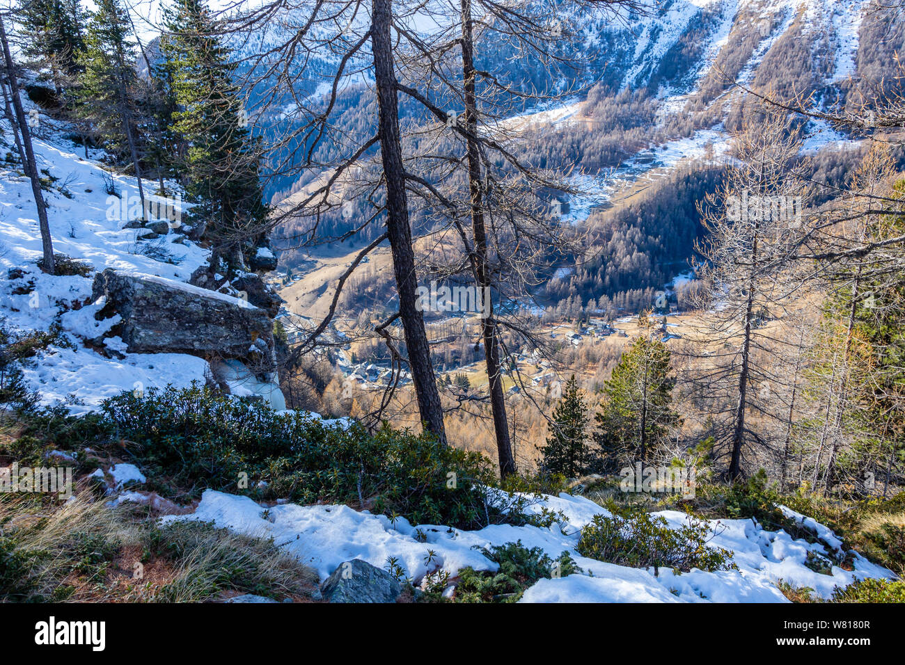 Panorama des maisons de montagne dans le Val d'Ayas, Valle d'Aosta vu du haut de la montagne. L'italie Banque D'Images