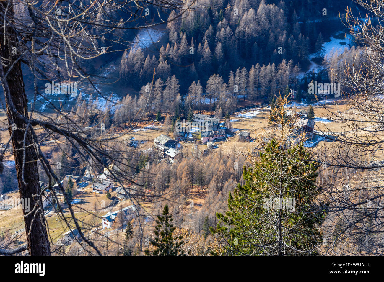 Panorama des maisons de montagne dans le Val d'Ayas, Valle d'Aosta vu du haut de la montagne. L'italie Banque D'Images