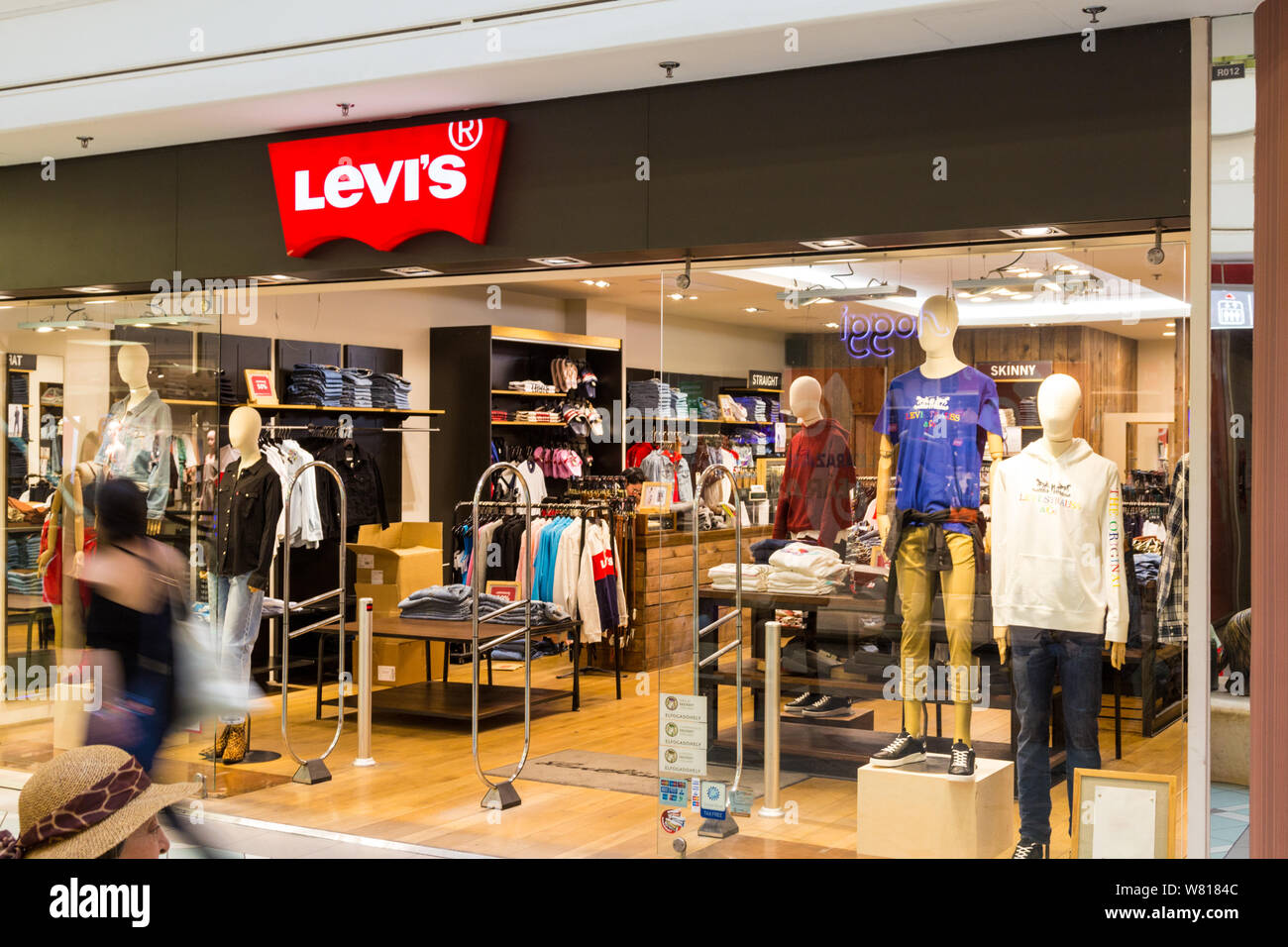 Boutique Levi's en avant du centre commercial Mammut, Budapest, Hongrie Banque D'Images