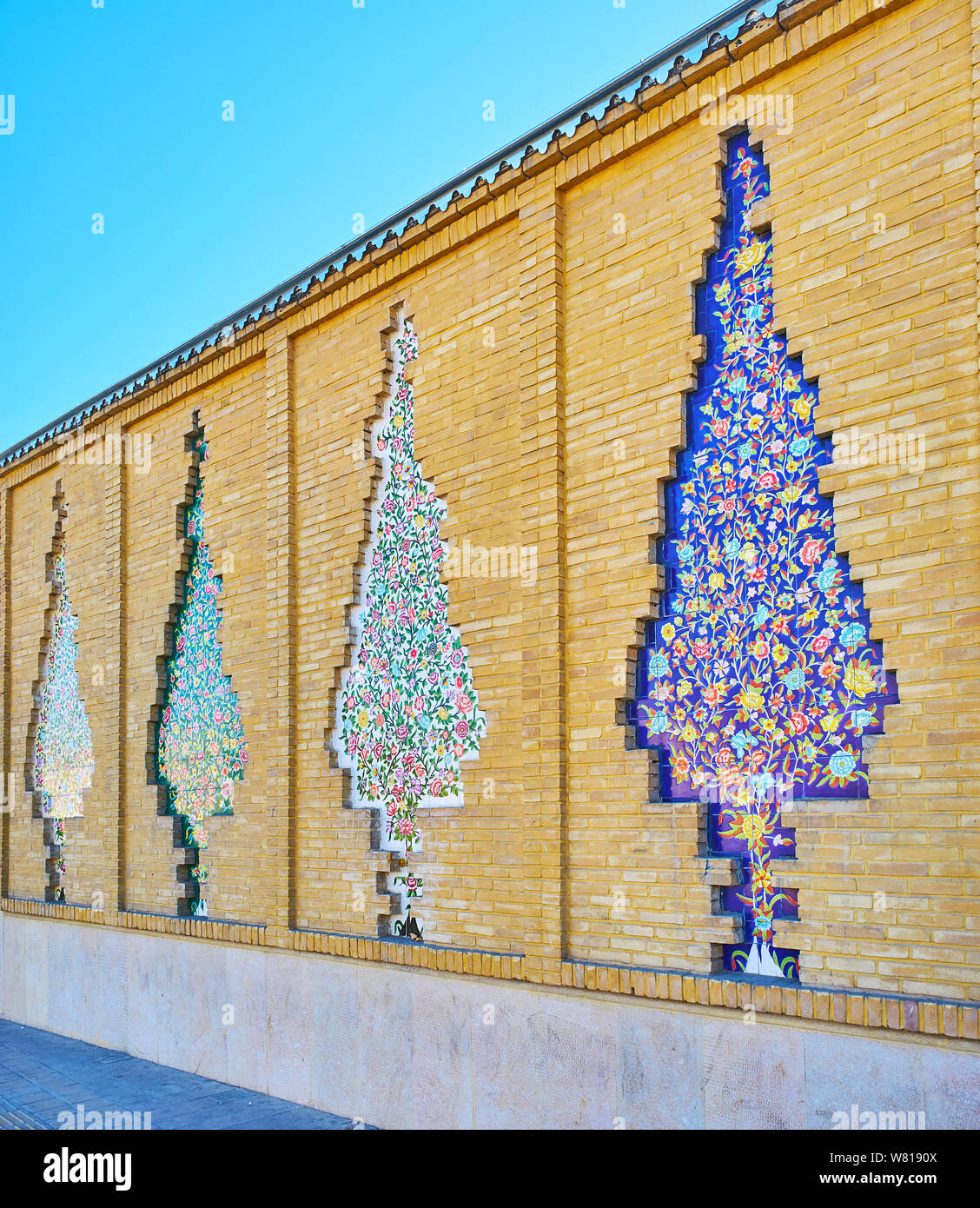 Le haut mur, entourant Shah Cheragh, saint est décoré de motifs colorés flotal de carreaux émaillés, Shiraz, Iran Banque D'Images