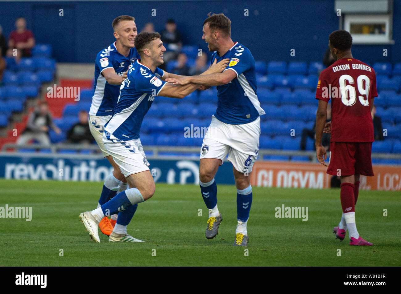 Oldham, UK. 7e août 2019. Alex Iacovitti célèbre son but avec ses coéquipiers au cours de la correspondance entre Trophée Leasing.com et Oldham Athletic Liverpool au Boundary Park, Oldham le mercredi 7 août 2019. (Crédit : Ian Charles | MI News) Credit : MI News & Sport /Alamy Live News Banque D'Images