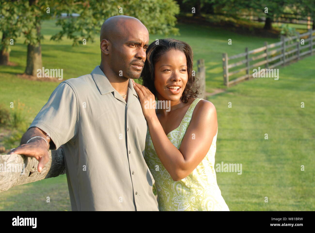 Jeune couple de s'aimer Banque D'Images