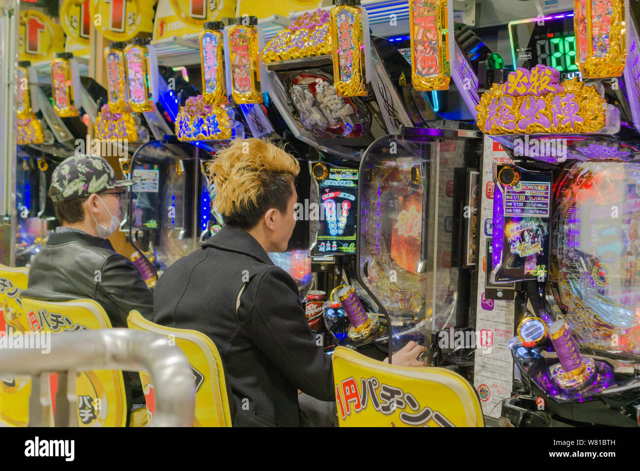 L'intérieur d'arcades à Shinjuku Tokyo a été une explosion de sons et de couleurs. C'était vraiment cool. Banque D'Images