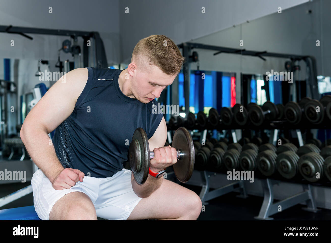 Faire l'homme pour l'exercice d'haltères biceps à la salle de sport Photo  Stock - Alamy