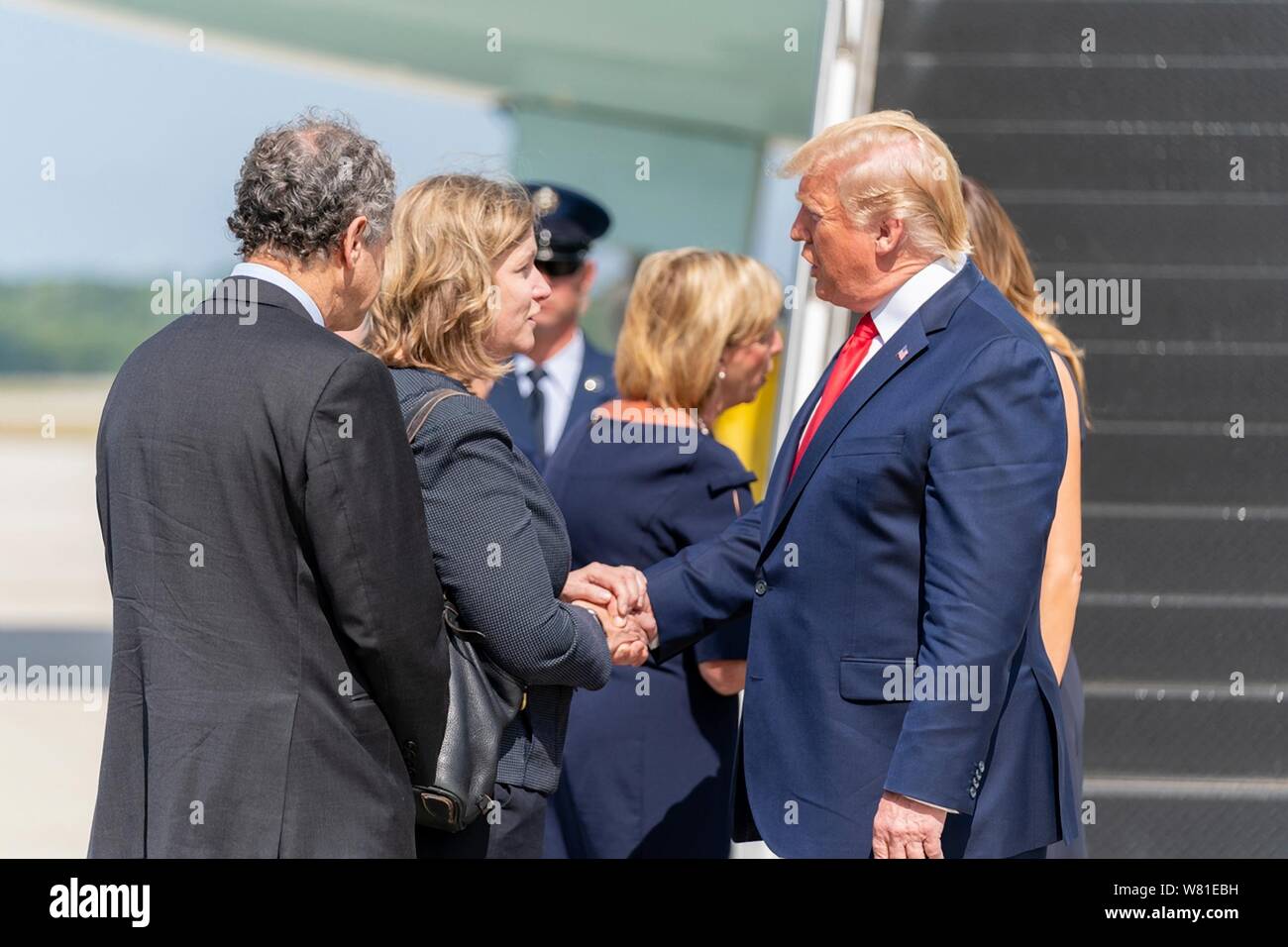 Dayton, États-Unis d'Amérique. 07Th Aug 2019. Président américain Donald Trump est accueilli par le maire de Dayton Nan Whaley à l'arrivée à Wright-Patterson Air Force Base 7 août 2019 à Dayton, Ohio. Neuf personnes ont été tuées dans une fusillade dans le district de l'Oregon de Dayton, Ohio le lendemain de 31 personnes ont été tuées par des fusillades en masse à El Paso. Credit : Planetpix/Alamy Live News Banque D'Images