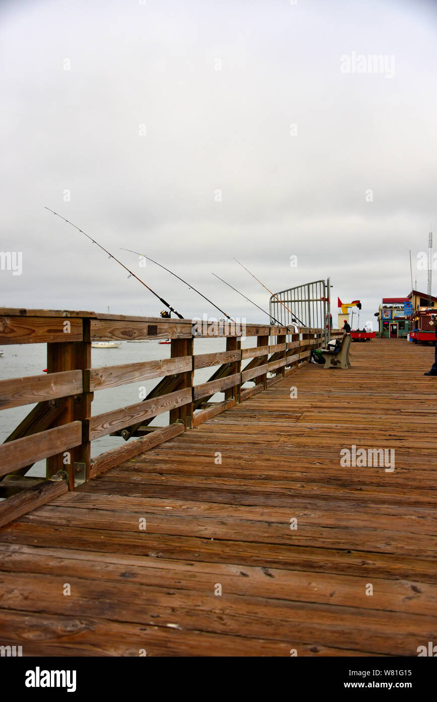 Des cannes à pêche sur la jetée de vide en Californie sur un jour nuageux Banque D'Images
